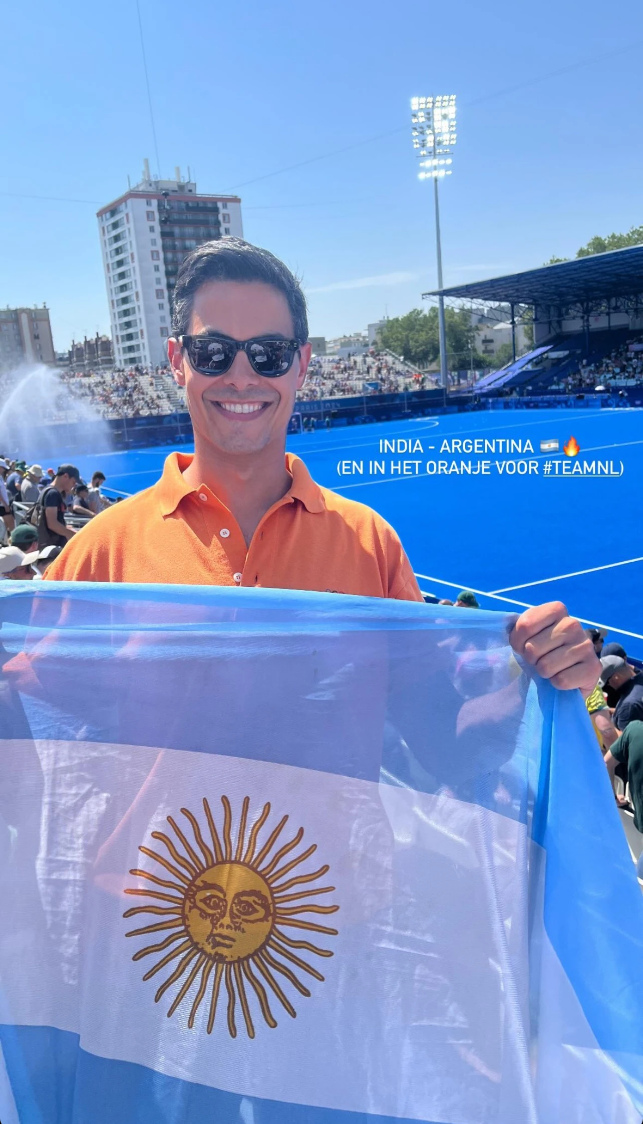 Rob Jetten alentando a Argentina en el partido que jugaron ante India, con un resultado que arrojó un inesperado empate. 