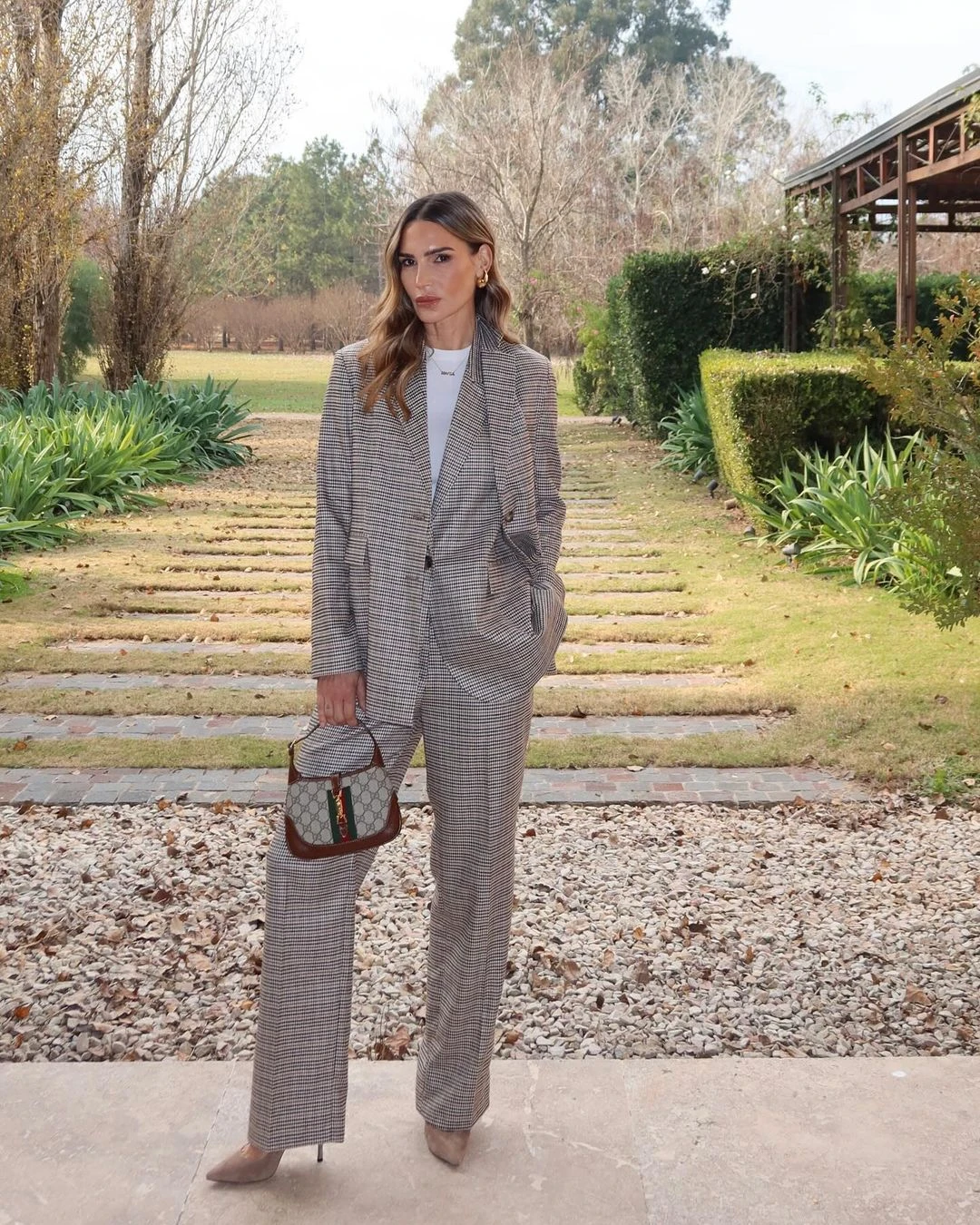 Un look sastrero compuesto por un conjunto tejido pied de poule de La Dolfina Polo Lifestyle. El blazer tiene detalles como hombreras y bolsillos con tapita. Mientras tanto, el pantalón es de corte clásico recto.