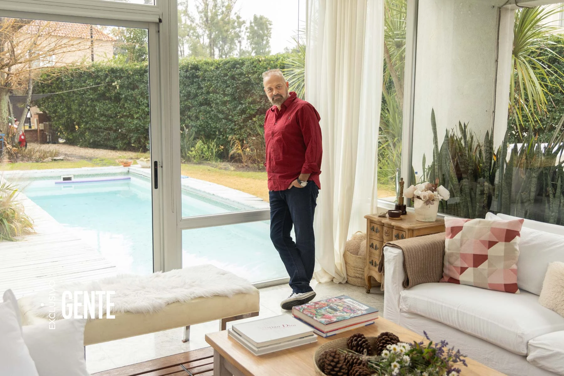 La casa tiene un parque con piscina, galería exterior y parrilla. 