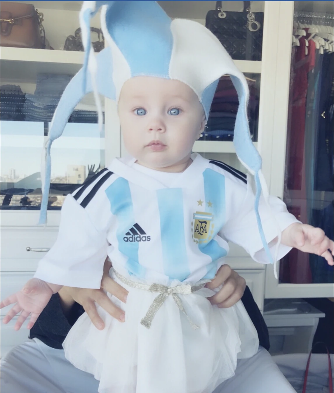 Alentanto a la Selección Argentina en Rusia 2018, su primer Mundial, con  una camiseta que tenía impreso su nombre y elm número 10. 