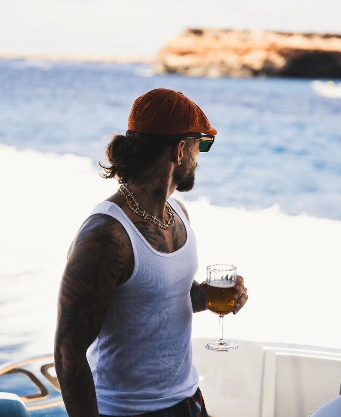 Maluma, desde un yate, contemplando el mar