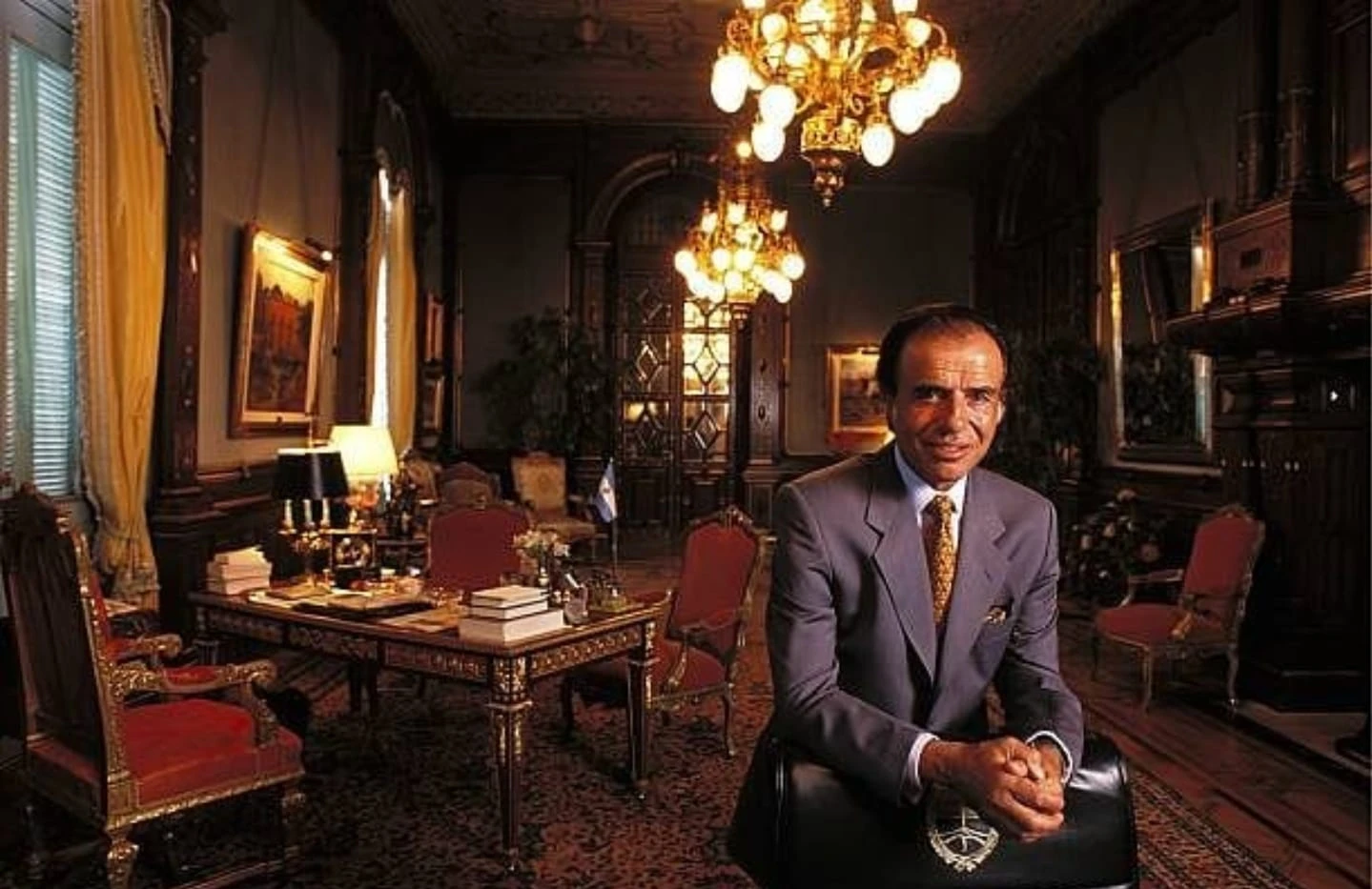 Menem en su despacho en la Rosada