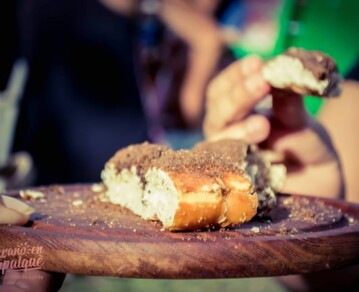 Cuál es la ciudad que prepara unas impactantes "tortitas negras" del tamaño de una pizza