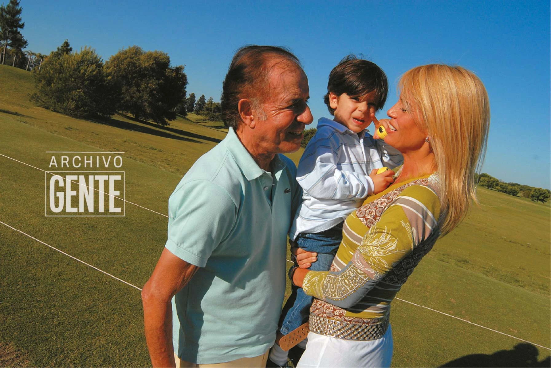 Cecilia Bolocco y Carlos Menem con su hijo Máximo