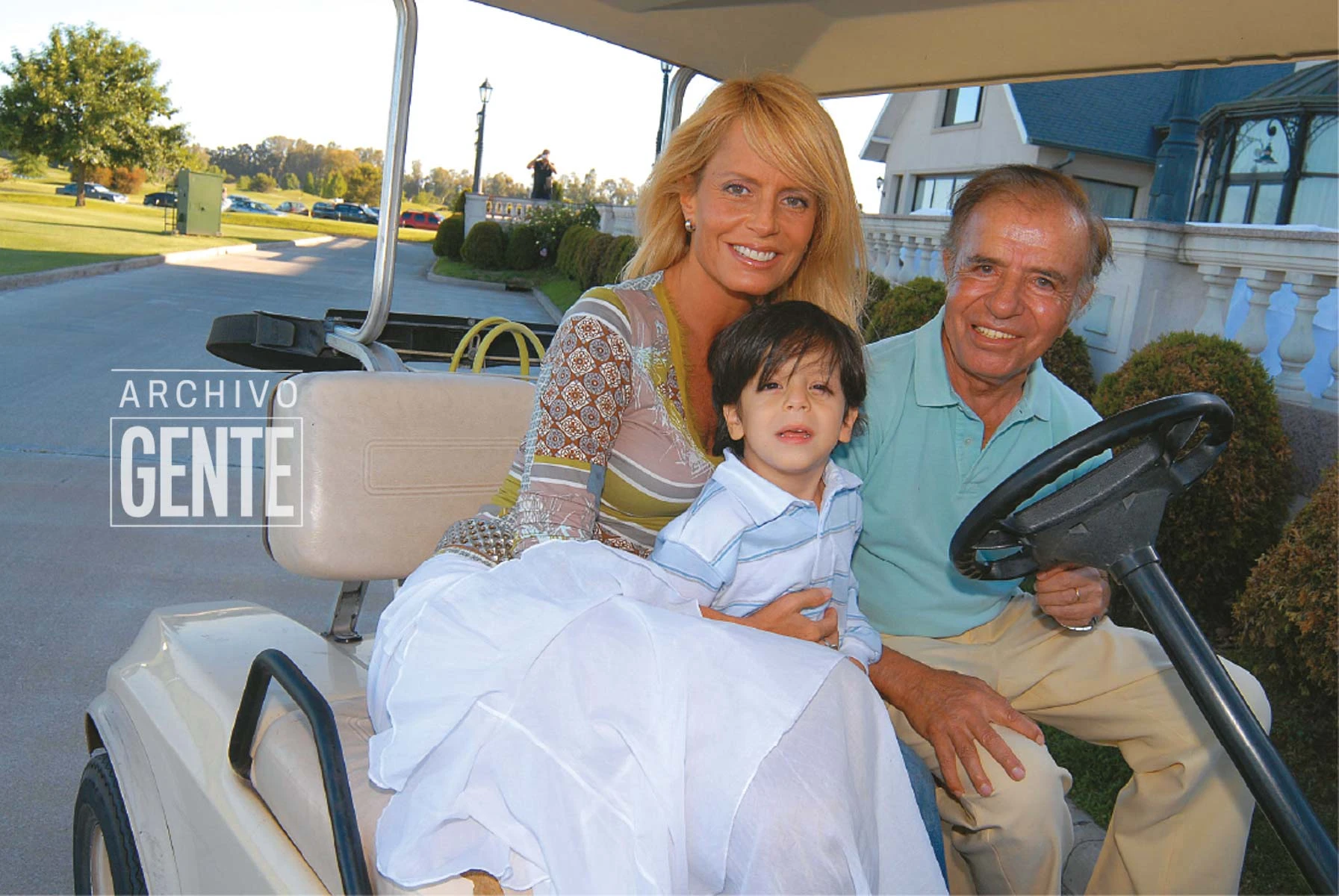 Cecilia Bolocco y Carlos Menem con su hijo Máximo