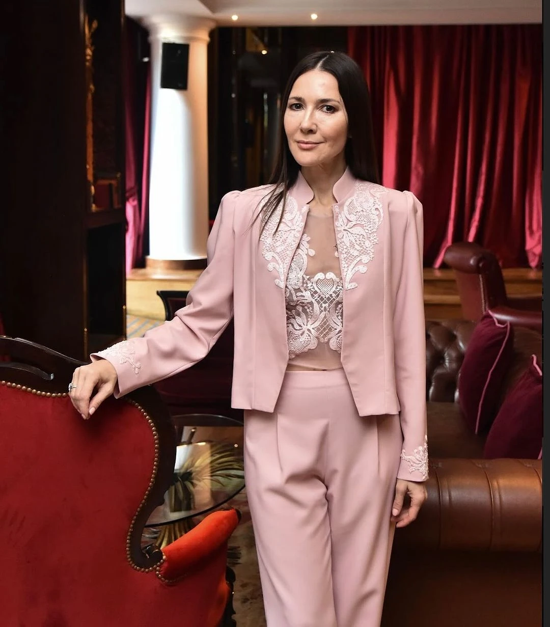 Traje rosa con detalles en bordado blanco en las solapas by Natalia Antolín. 