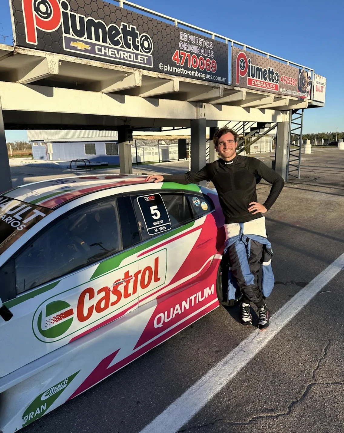 Valentín junto a su auto en una jornada de pruebas que realizó en Córdona en mayo. 