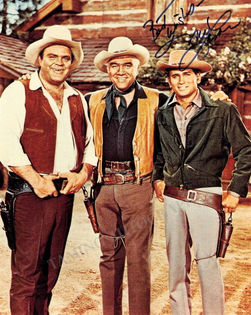 Michael Landon junto al elenco de Bonanza. 