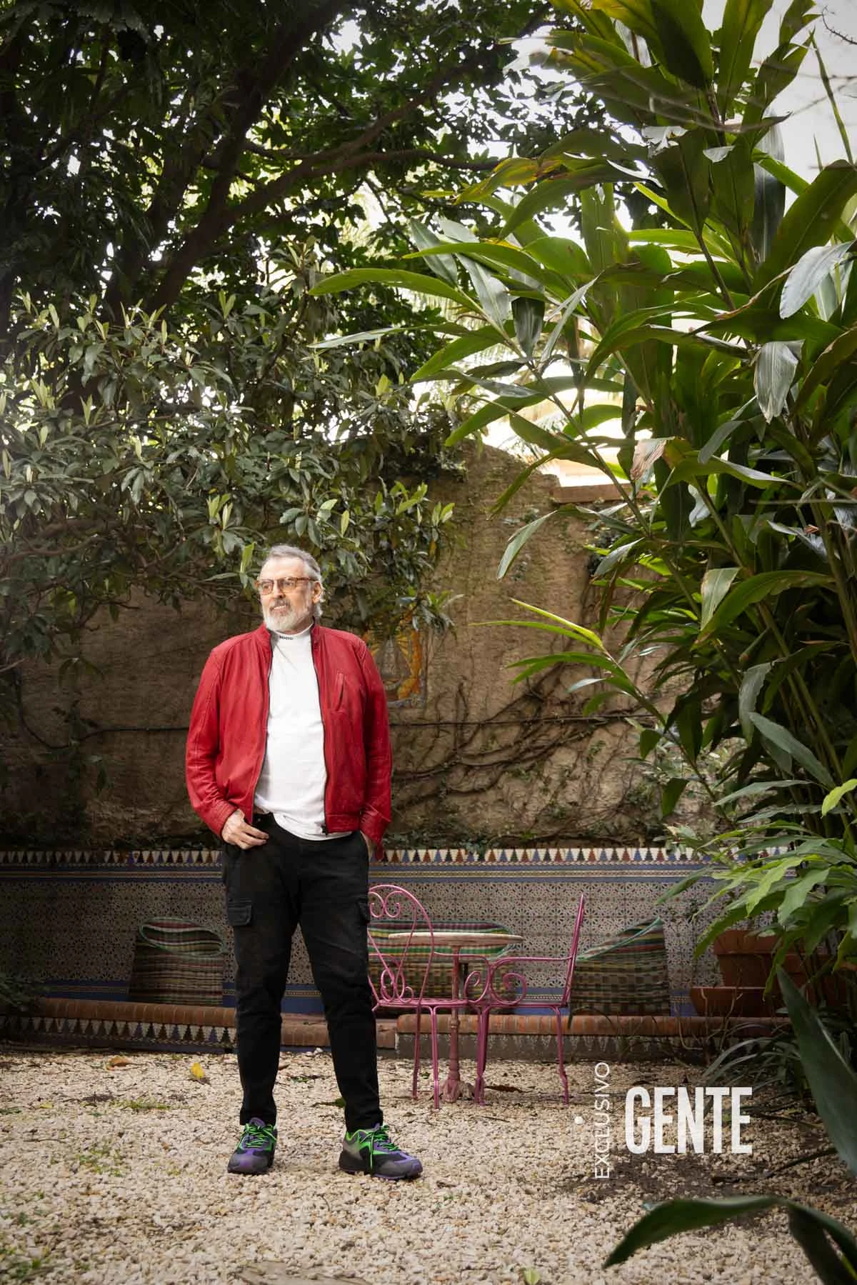 Benito Fernández posa en su jardín.