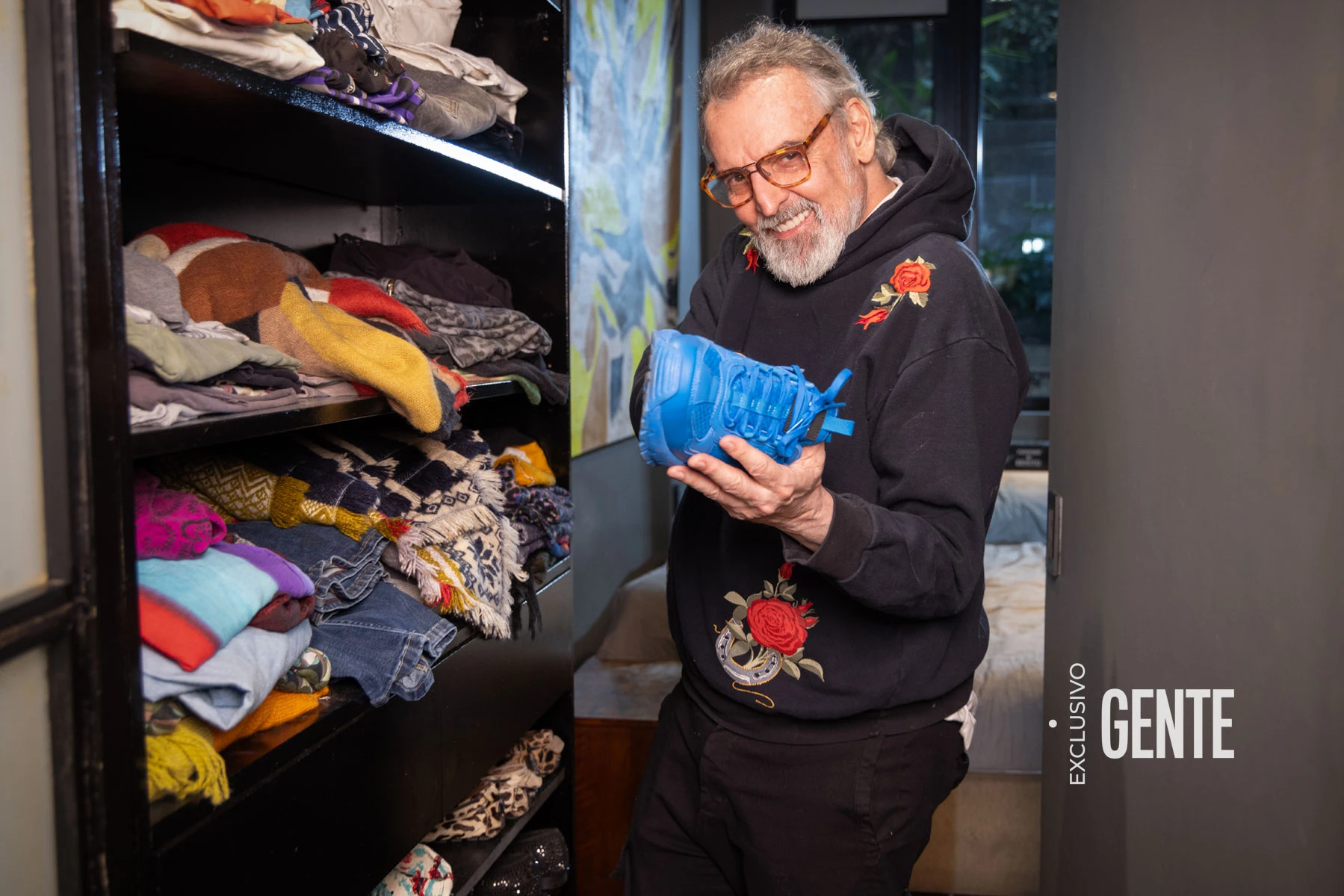 Benito Fernández posa en su vestidor, entre calzados extravagantes, pashminas y mucho color.