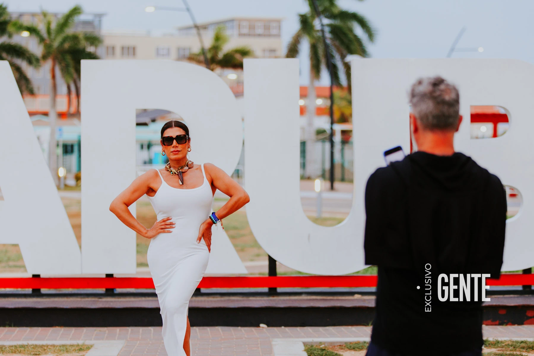 La foto clásica de turista: posar en el cartel de la ciudad. Pablo tomó el celu, y... ¡manos a la obra!