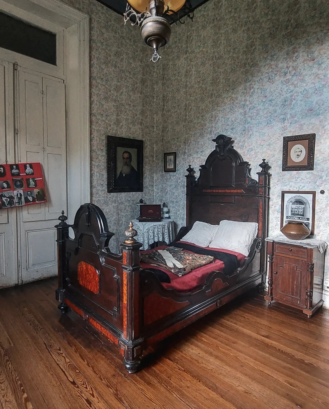 En el interior de esta casa se conservan y destacan reliquias de la época como el batón chino auténtico con más de 150 años que le regaló Martín de Álzaga a su esposa, Felicitas.