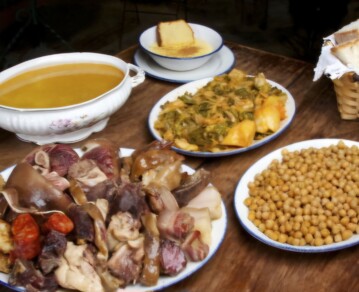 La particular historia del "cocido maragato", un manjar español que se consigue en Argentina y... ¡se come al revés!