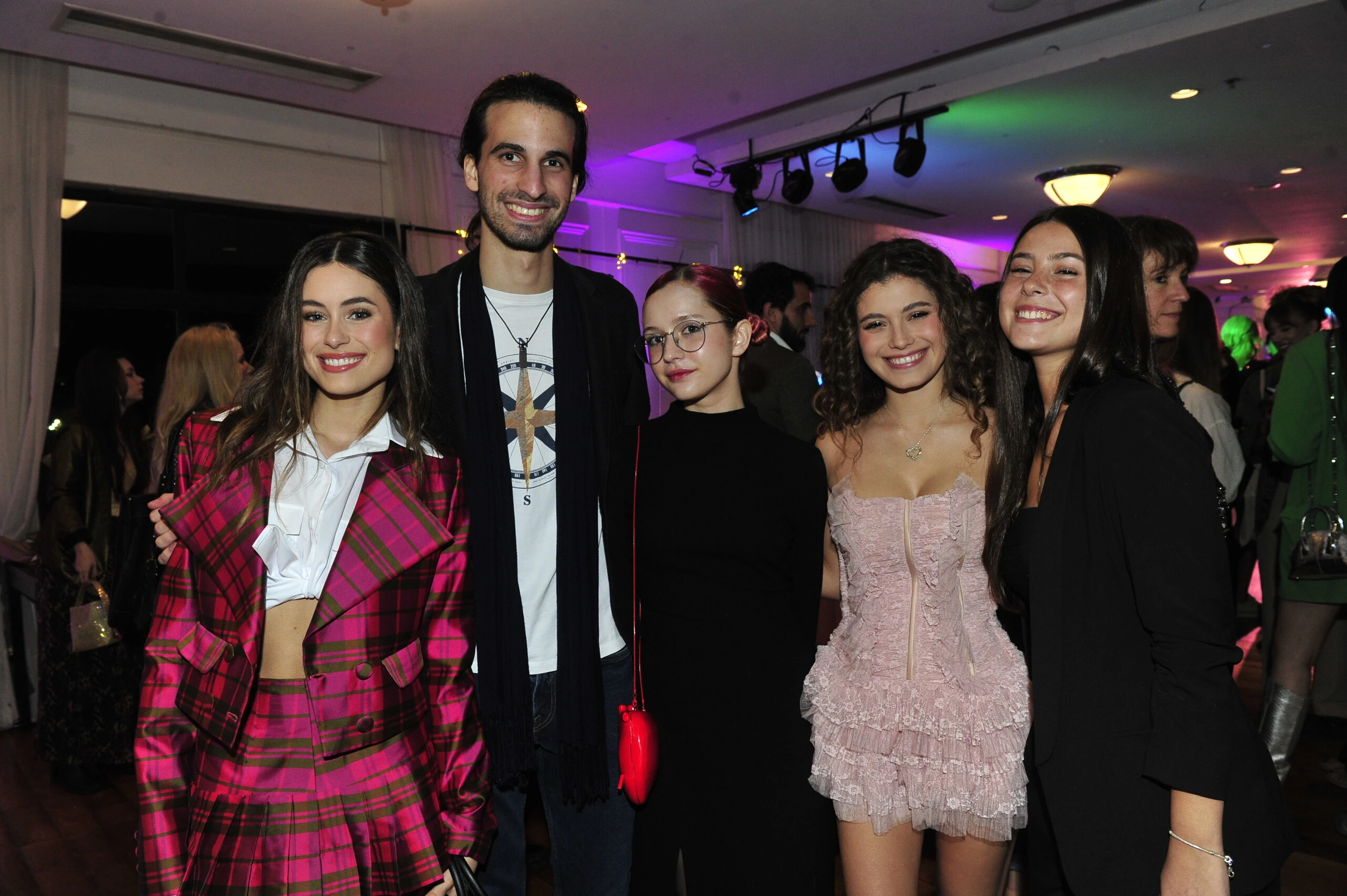 Franco, el hijo de Romina Yan, junto a los protagonistas de la serie Margarita. 