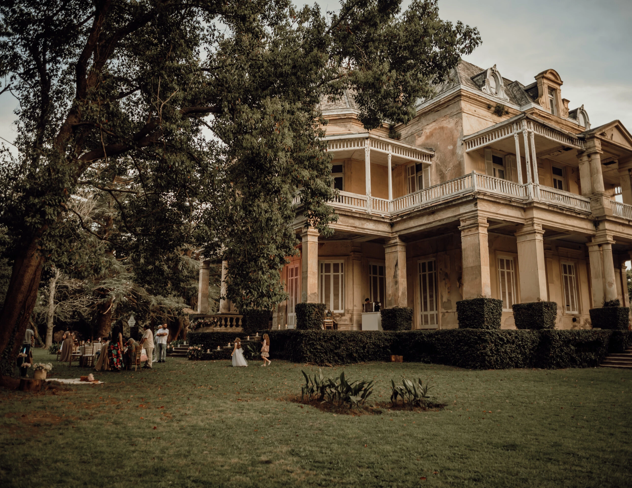 La Estancia “San Carlos” de la familia Guerrero, conocida como “Castillo Guerrero”, está emplazada En el kilómetro 58 de la Ruta 210, frente al pueblo de Domselaar.