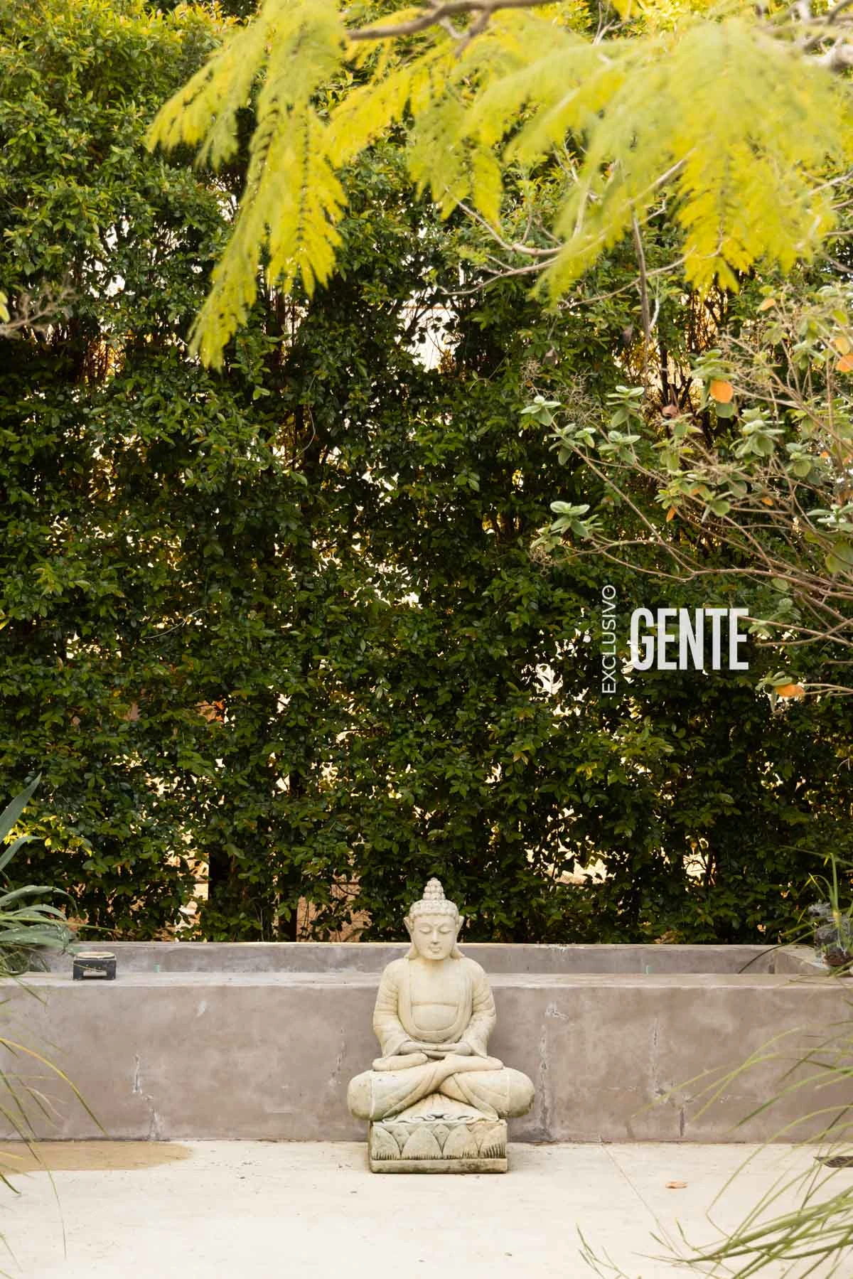 En el porche de ingreso, un buda da la bienvenida. 