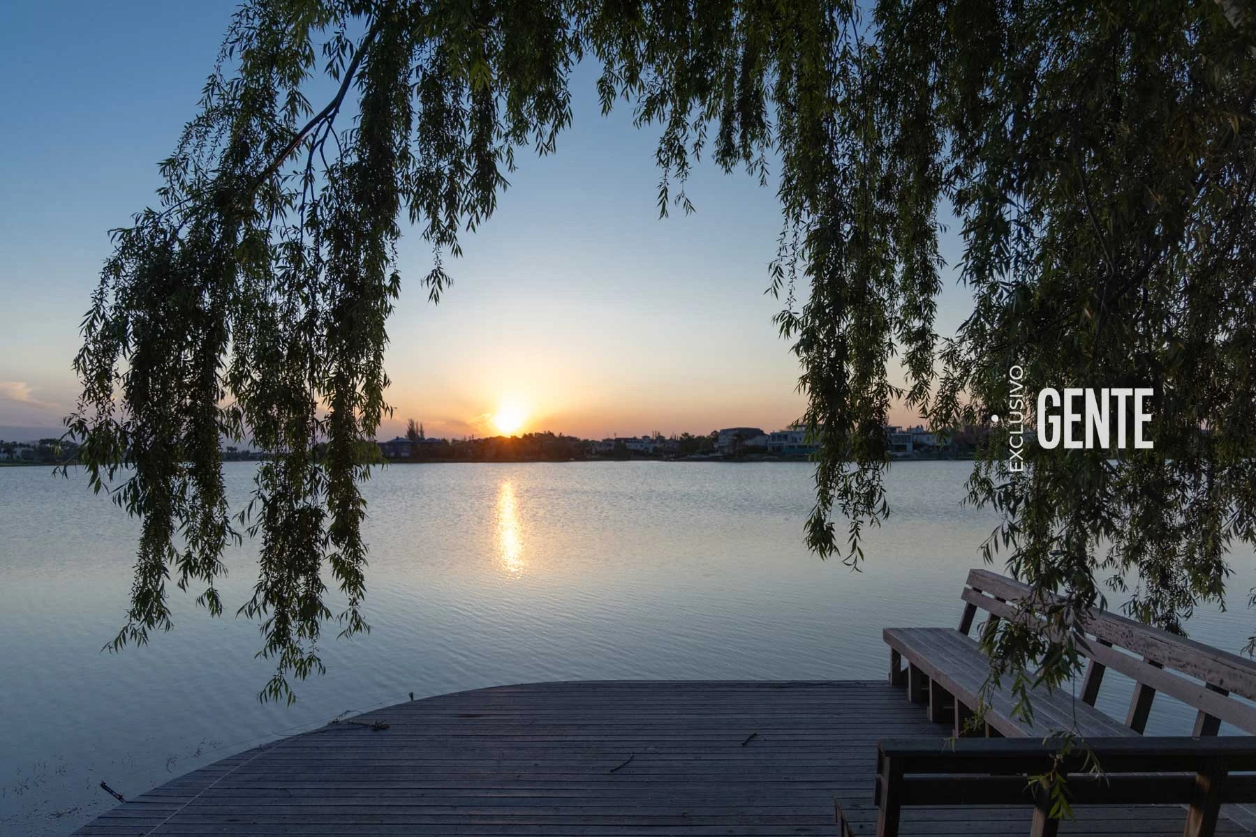 La increíble vista del atardecer desde el deck de madera que se transforma en un espacio ideal para la meditación. 