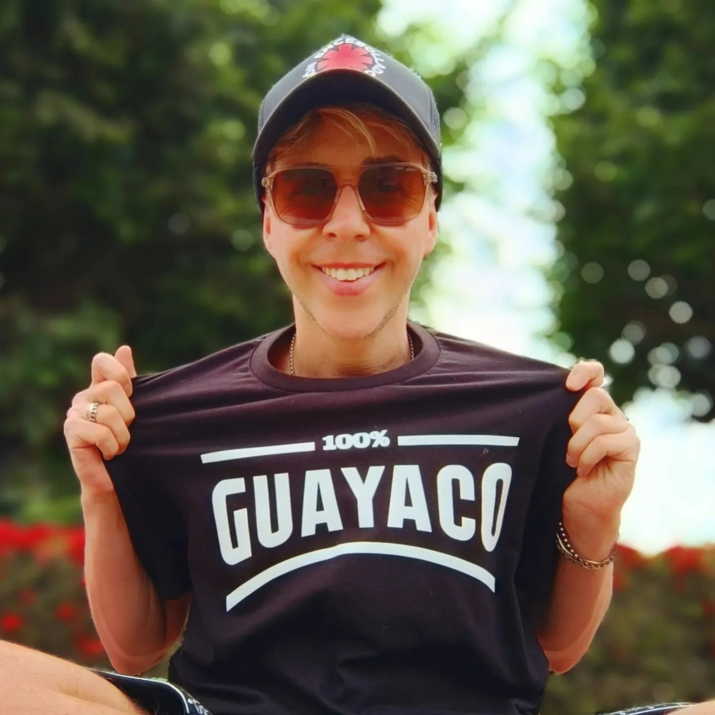 "100% guayaco", dice su remera en la que demuestra su pasión por esa ciudad. 