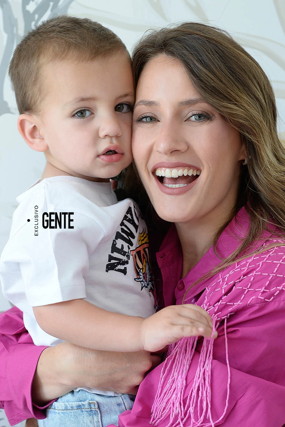 Madre e hijo posan juntos para una producción exclusiva de Revista GENTE. 