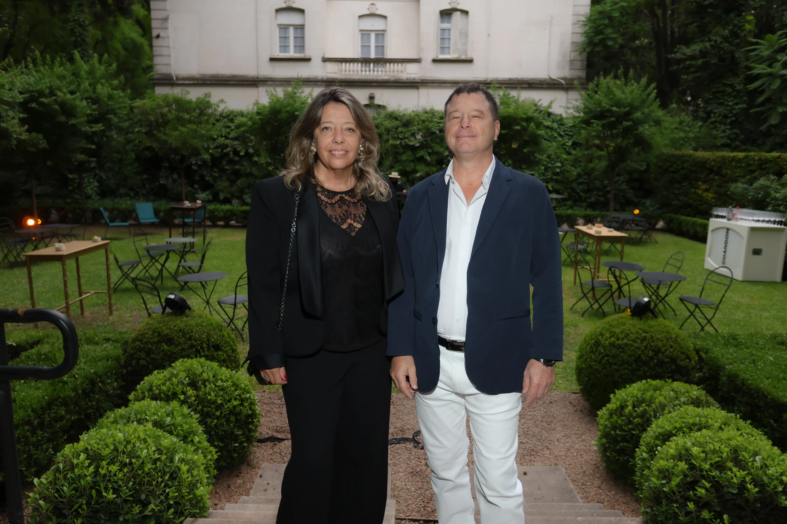 María Claudia pedrayes acompañando a Sebastián Darcyl en el lanzamiento de "Nacimos para esto", su nuevo libro. 