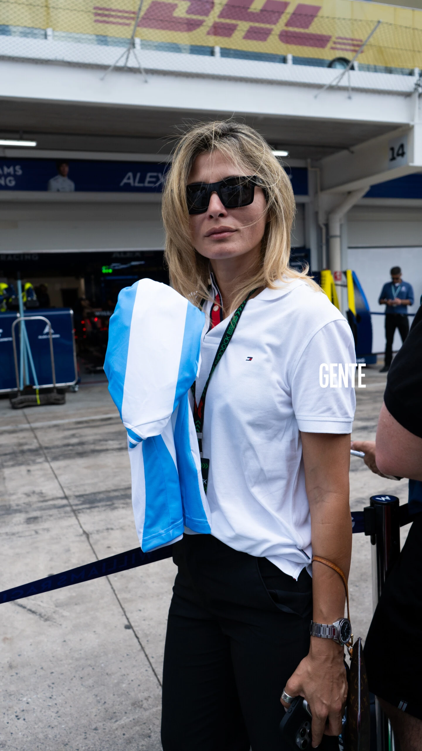 La linea de boxes a la altura de los talleres de Williams Racing vio pasar un peregrinar de aergentinos todo el fin de semana. 