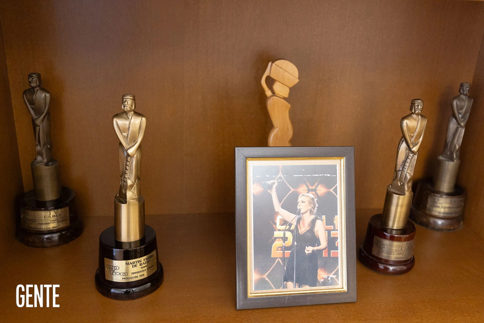 Los premios y galardones que recibió a lo largo de su carrera, tienen un espacio central en la biblioteca. 