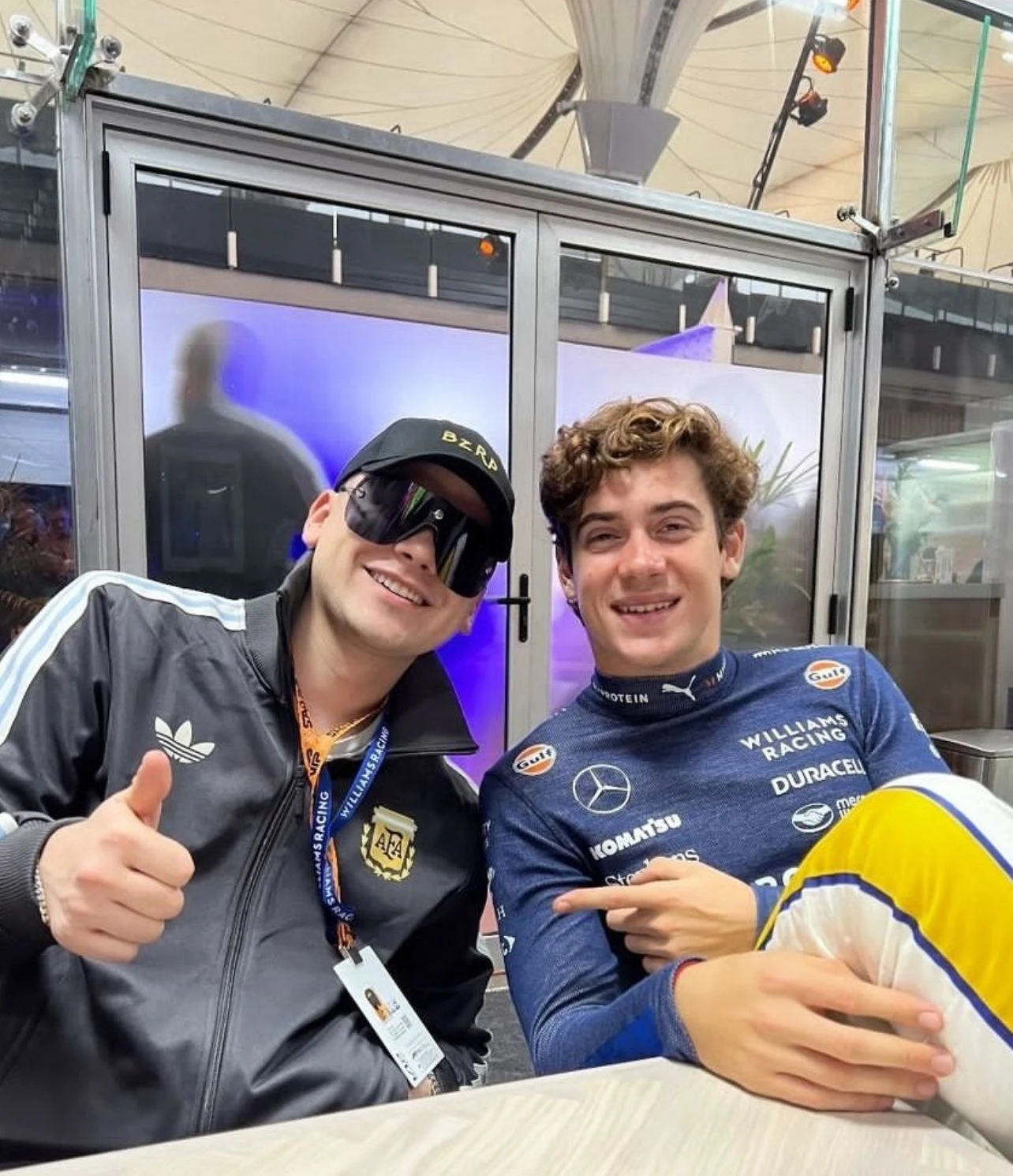 Bizarrap se instaló en el hospitality de Williams Racing para acompañar a Colapinto y seguir de cerca sus pasos en Brasil. Se mostró distendido, se sacó fotos con sus fanáticos y firmó autógrafos. 