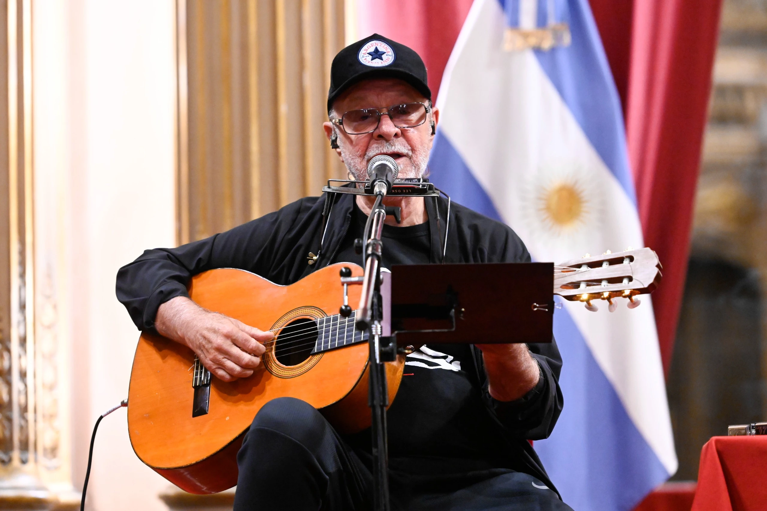 León Gieco recibió el premio en la Legislatura Porteña. 