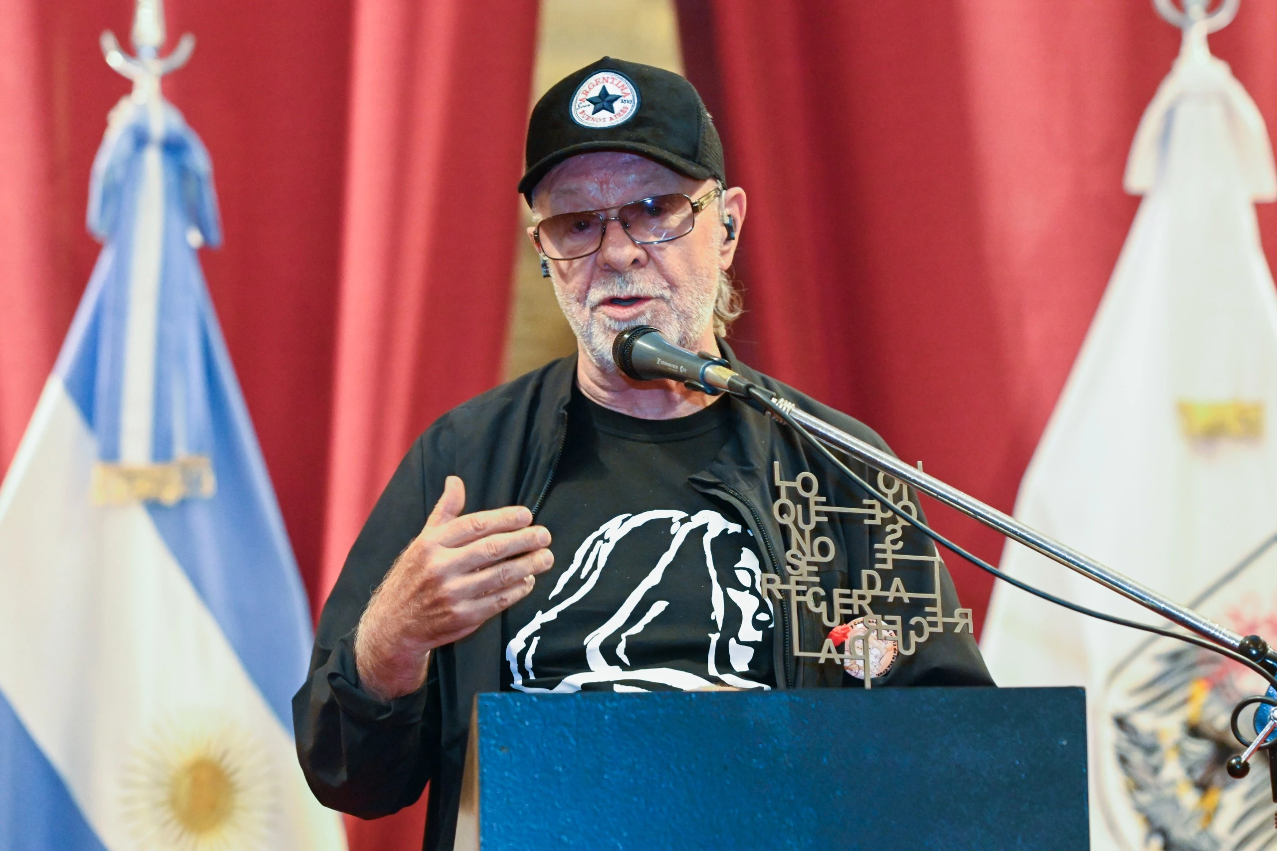 Leon Gieco recibió el Premio AMIA por el “Día del Artista Solidario”, una nueva efeméride que se celebrará, a partir de este año, cada 20 de noviembre en la ciudad de Buenos Aires.
