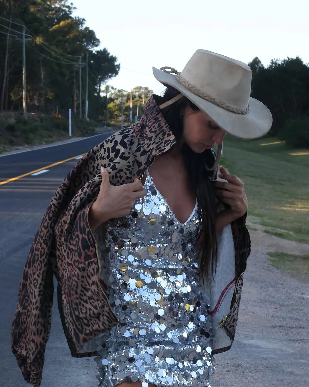 Al look le añadió un sombrero estilo cowboy en tono crema y botas texanas negras. 