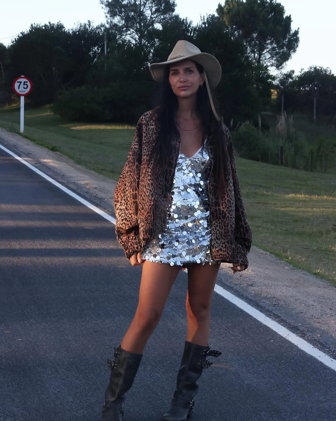 4 una combinación osada en donde un vestido plateado de paillettes de su cápsula en la marca de Caro Criado se fusiona con una chaqueta animal print. 