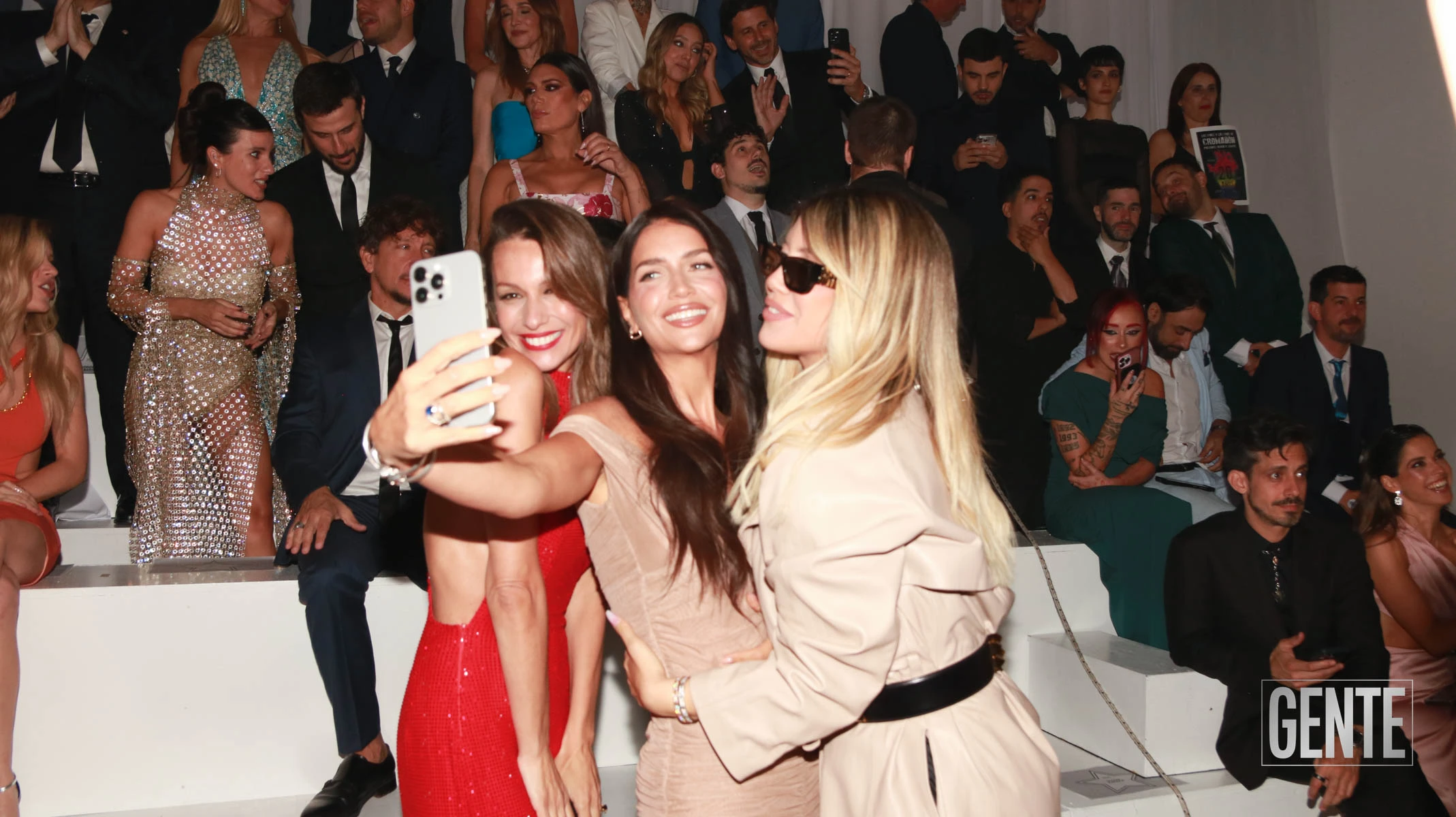 La selfie viral del back de tapa de Personajes del Año 2024 con Pampita, Zaira y Wanda Nara