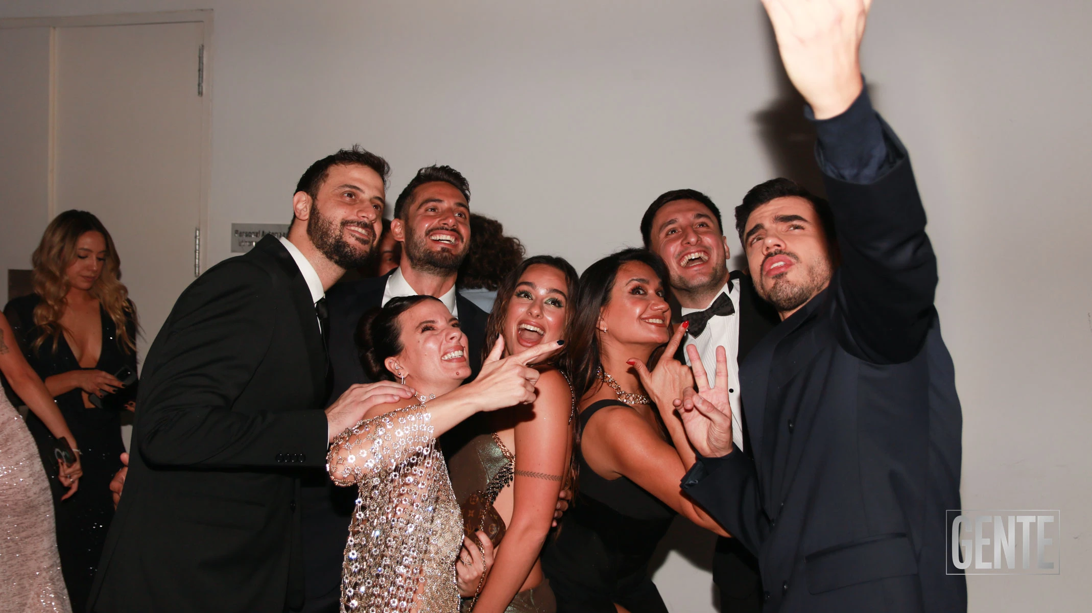 Santi Talledo y su selfie junto a Diego Leuco, Nico Occhiato, Gime Accardi, Flor Jazmín Peña y Momi Giardina