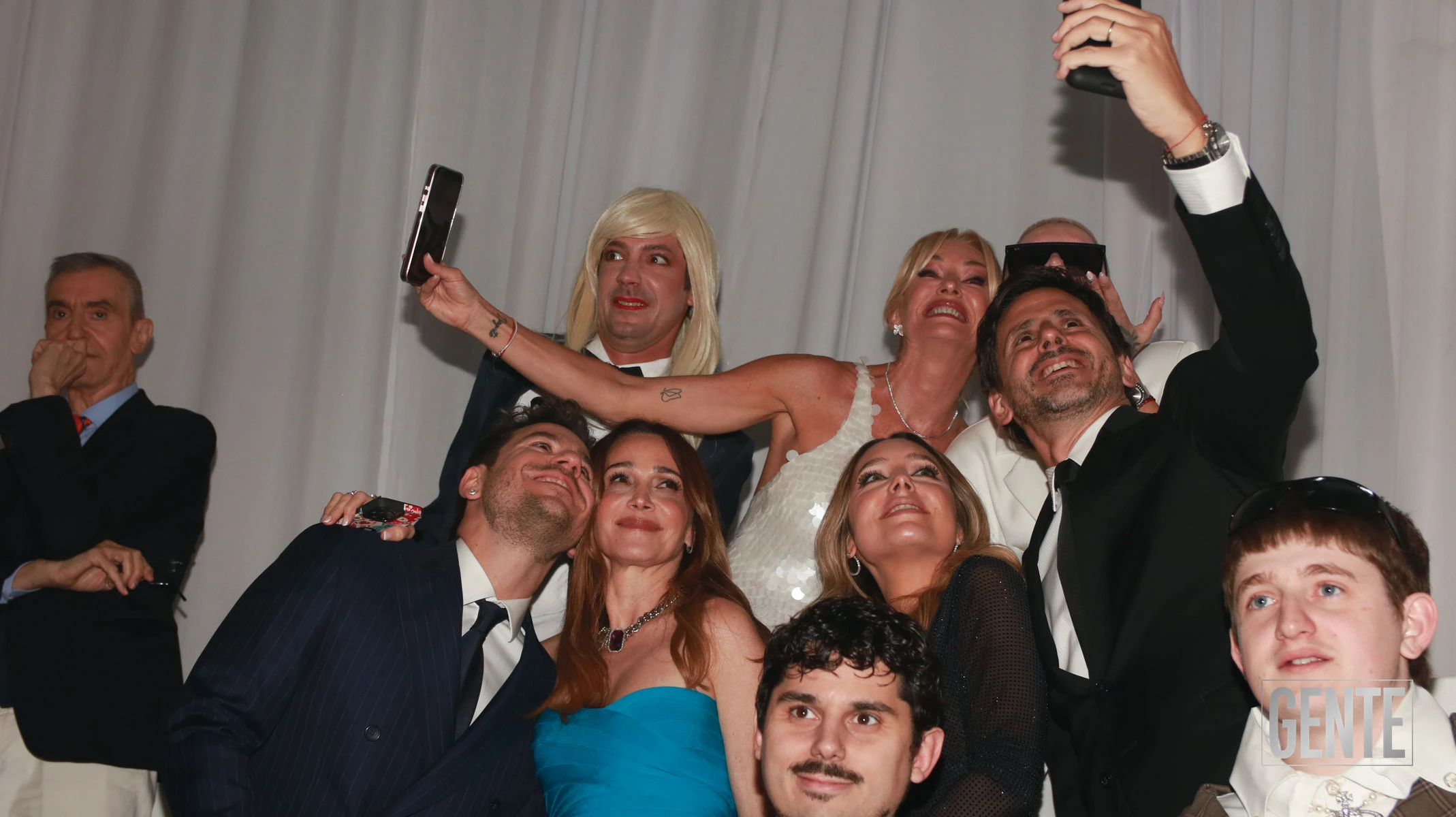 Selfie liderada por Darío Turovelzky junto a Caro Pardíaco, Fer Dente, Vero Lozano, Yanina Latorre, Sofi Martínez y Furia Scaglione