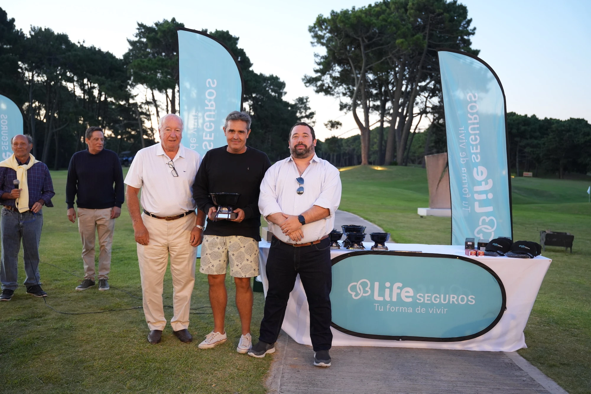 Los ganadores del Torneo Abierto de Golf Life Seguros posaron junto a las autoridades del Grupo ST.