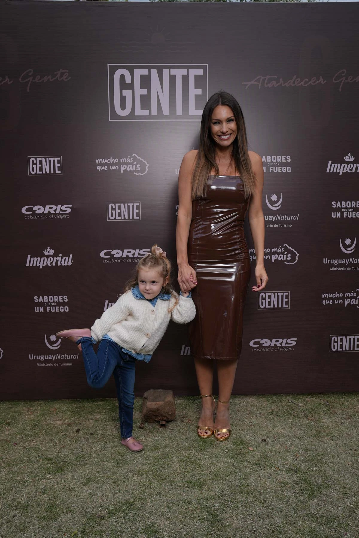 Pampita junto a su hija.