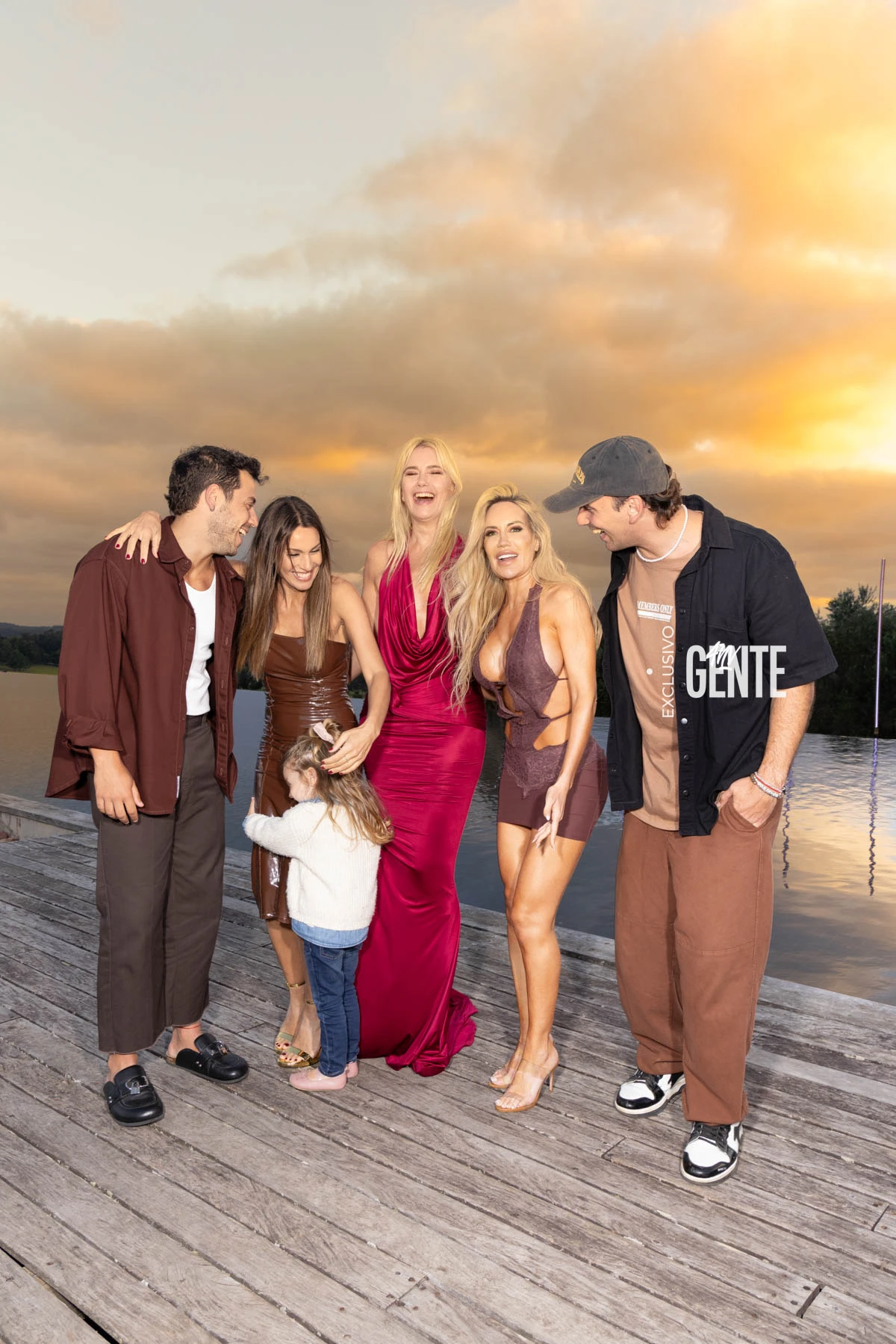 Fer Dente, Pampita, Valeria Mazza, Luciana Salazar y Bauti Mascia, los protagonistas de la tapa del verano de Punta del Este de Revista GENTE. 