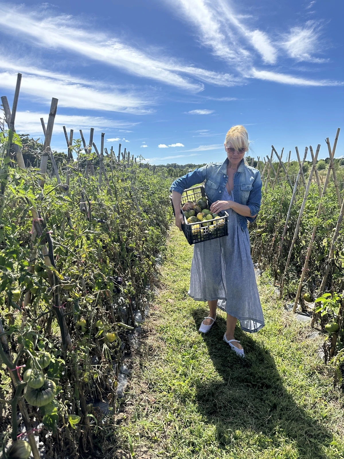 Valeria Mazza con las ballerinas del momento en la huerta de su chacra esteña