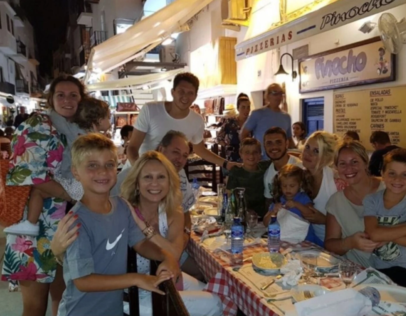 Una de las postales en donde se puede vera  la familia de Ana Rosenfeld compartía momentos de distención en el exterior junto a Wanda e Icardi.