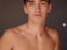 Toto, el hijo de Flor Peña se probó en una campaña de fotos al desnudo. 