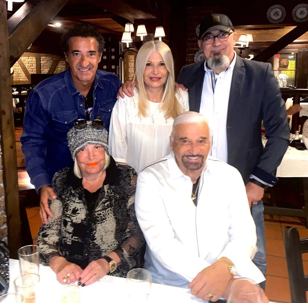 Gerry junto a su mamá, papá y hermanos. 