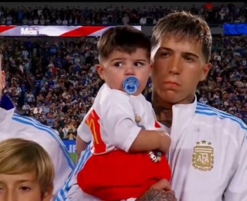 Enzo Fernández protagonizó un emotivo momento con su hijo menor en el partido de la Selección Argentina