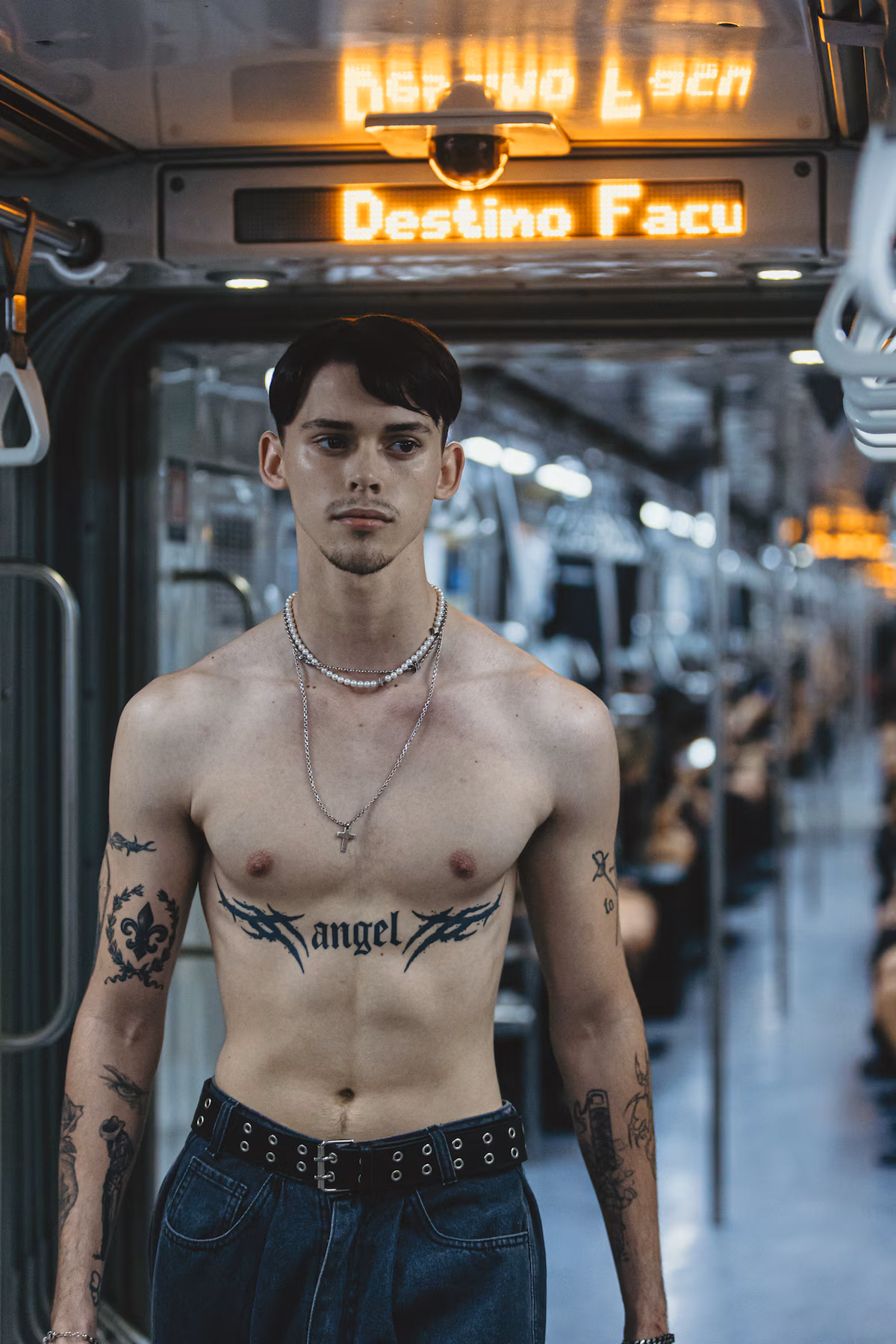 Felipe Fort al desnudo en un vagón del subte porteño. 