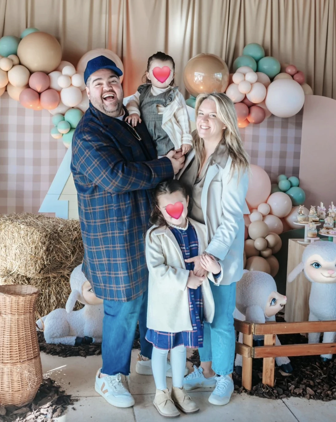 Una de las deciciones de la pareja fue proteger la intimidad de las menores, ocultando siempre sus ojos con emojis a la hora de compartir fotos familiares en redes. 