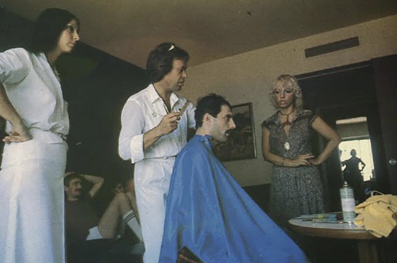 El día que le cambió el look a Freddy Mercuri. 