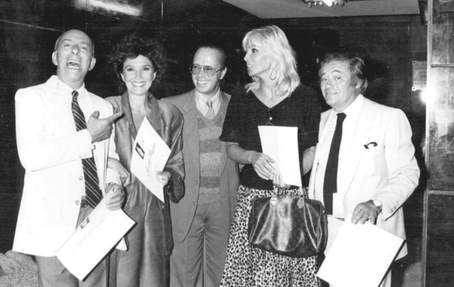 Miguel Romano con Alberto Olmedo, Graciela Borges, Susana Giménez y Tato Bores en una colecta benéfica en 1985 