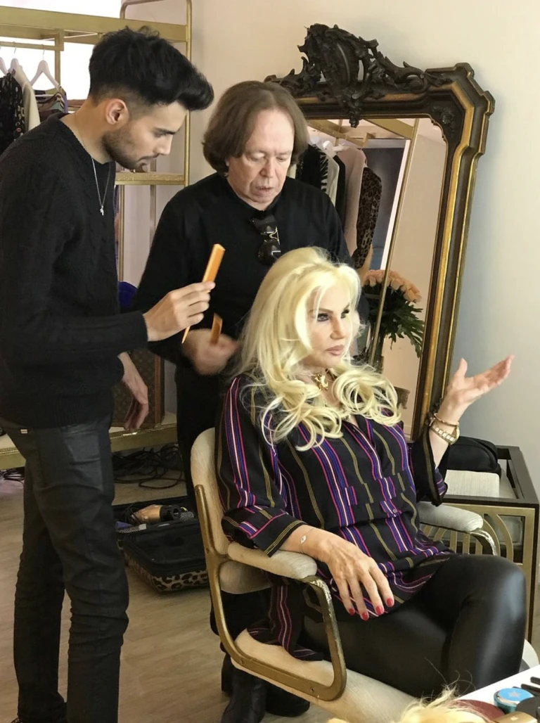 Junto a la diva, cuya cabellera blonda se convirtió en una marca registrada. 