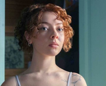 Quién es Carmela Rivero, la joven que interpreta a Martina Schulz en la serie "Atrapados" y que es nieta de un histórico artista
