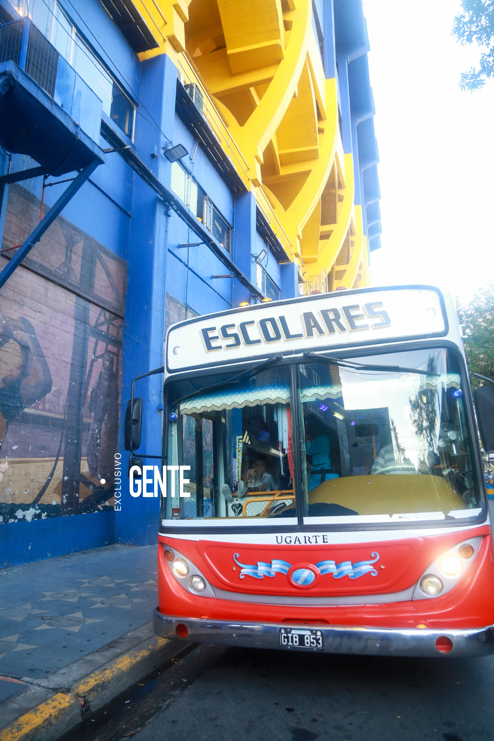 Dionisio junto a los invitados llegaron en un bus escolar a la emblemática cancha emplazada en el barrio de La Boca. 