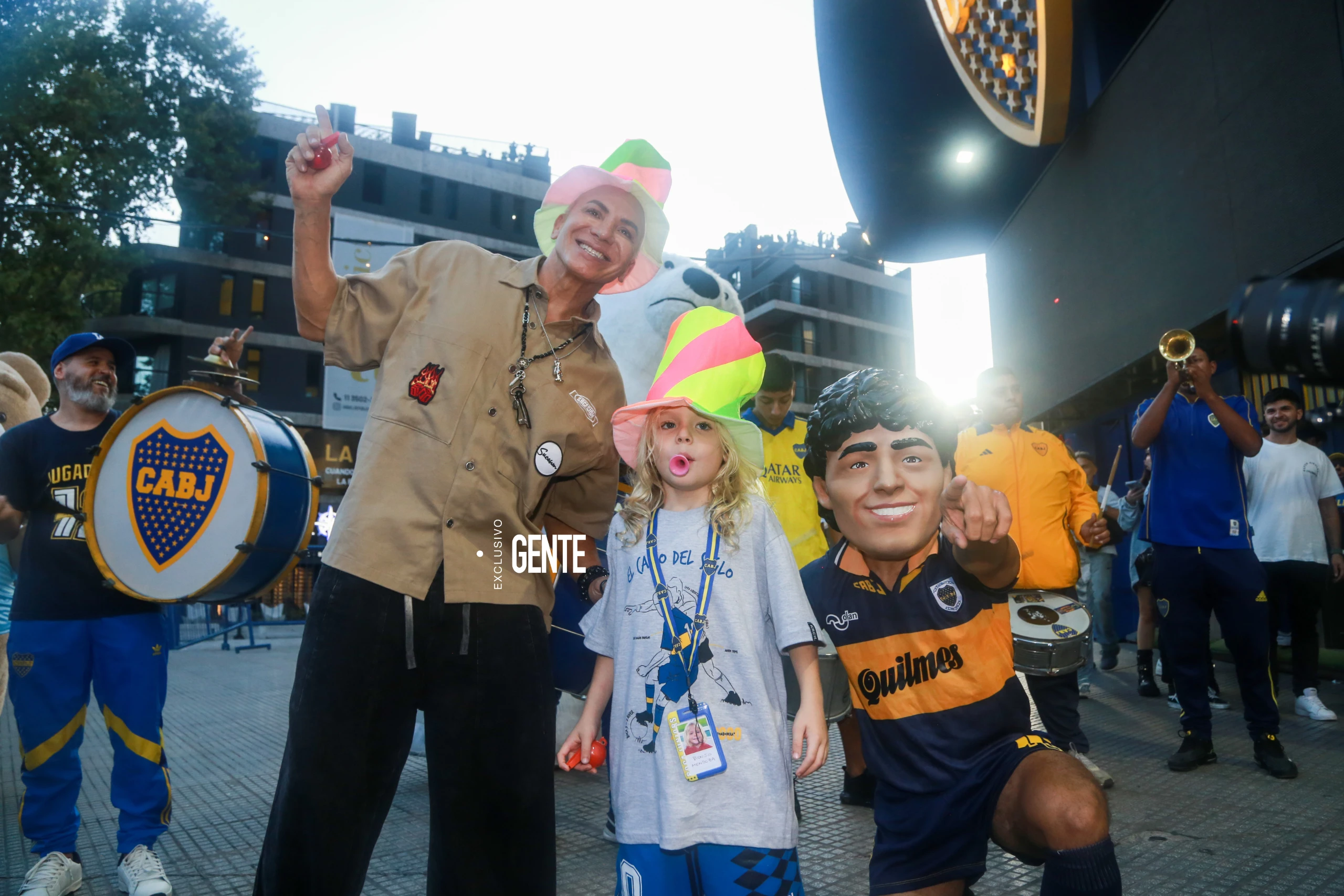 Allí fueron recibidos por una batucada y un imitador de Juan Román Riquelme. 